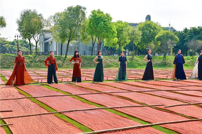 紡紗繅絲,染整香云紗,佛山西樵民樂小學千名學生走進漁耕園研學
